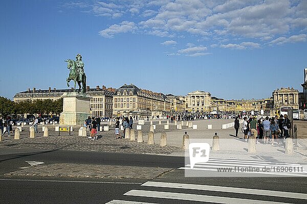 Vorplatz zum Schloss Versailles Place d'Armes mit Reiterstandbild Louis XIV  Frankreich  Europa