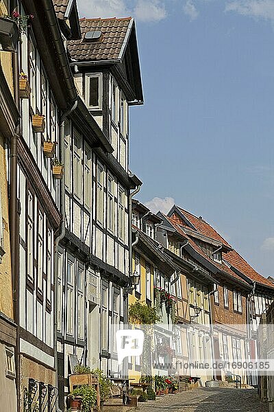 Gasse am Schlossberg mit Fachwerkhäusern  Quedlinburg  UNESCO Weltkulturerbe  Sachsen-Anhalt  Deutschland  Europa