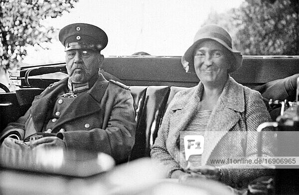 Paul von Hindenburg und eine Frau sitzen in einer Kutsche  historische Aufnahme  ca. 1930  Neudeck  Deutschland  heute Polen  Europa