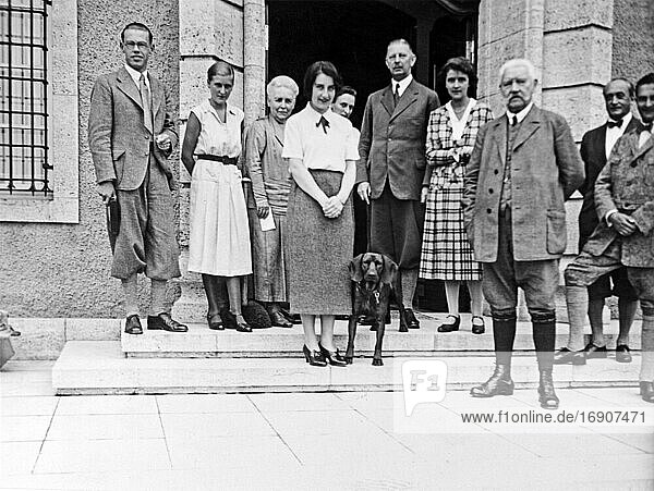 Paul von Hindenburg mit Familie auf Gut Neudeck  historische Aufnahme  ca. 1930  Deutschland  heute in Polen  Europa