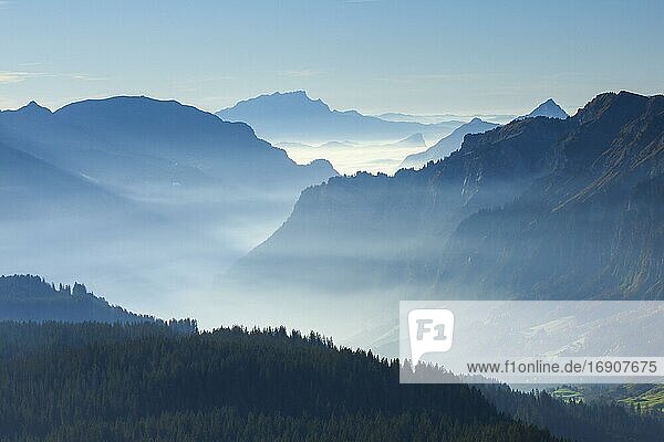 Blick übers Muotatal mit Pilatus und Fronalpstock  Schwyz  Schweiz  Europa