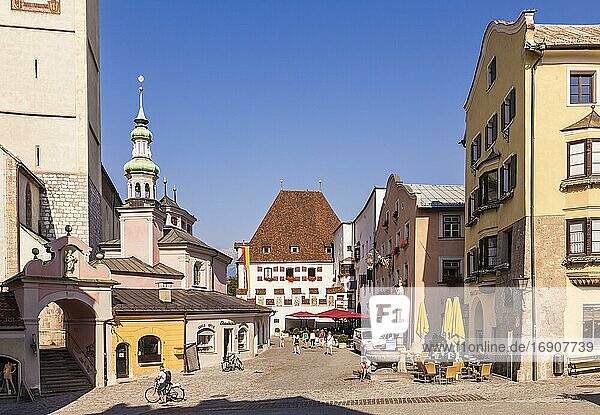 Oberer Stadtplatz mit der Pfarrkirche St. Nikolaus  Altstadt  Hall in Tirol  Tirol  Österreich  Europa