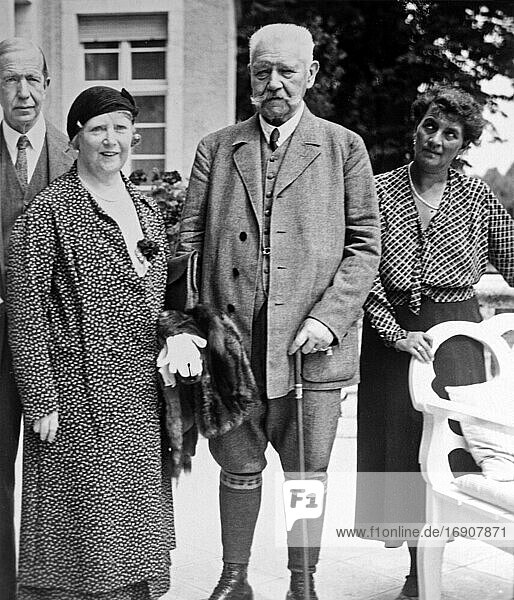 Paul von Hindenburg neben anderen Personen  historische Aufnahme  ca. 1930  Deutschland  Europa