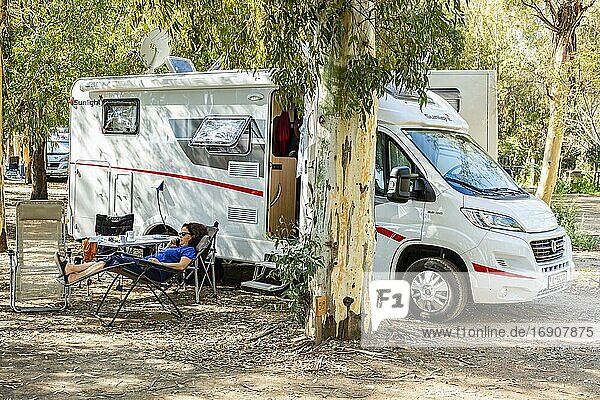 Frau liegt gemütlich telefonierend vor Wohnmobil  Campingplatz  Bari Sardo  Provinzia di Nuoro. Sardinien (Italien)