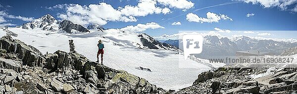 Wanderin steht vor Gletscher  Glacier du Tour  Gletscher und Berggipfel  Hochalpine Landschaft  links Aiguille du Chardonnet  Chamonix  Haute-Savoie  Frankreich  Europa
