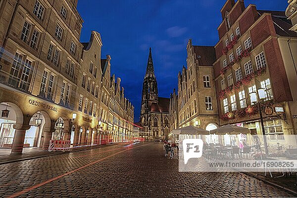 Beleuchtete historische Giebelhäuser mit der St Lamberti Kirche  abends zur blauen Stunde  Prinzipalmarkt  Münster  Nordrhein-Westfalen  Deutschland  Europa