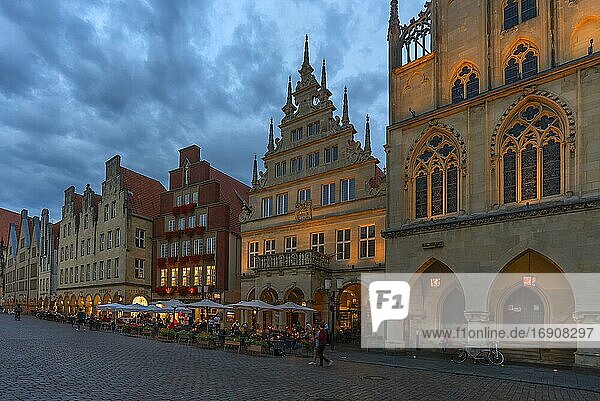 Beleuchtete historische Giebelhäuser zur blauen Stunde  Abendstimmung  Prinzipalmarkt  Münster  Nordrhein-Westfalen  Deutschland  Europa
