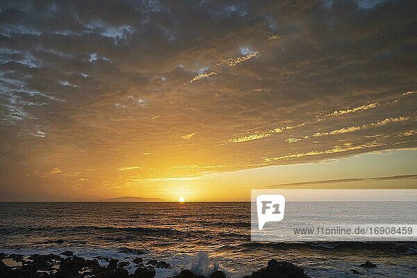Dramatischer Wolkenhimmel  Sonnenuntergang am Meer  hinten die Insel El Hierro  Valle Gran Rey  La Gomera  Kanaren  Spanien  Europa