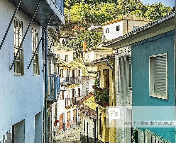 Enge Straße in der Altstadt von Entre-os-Rios  Portugal  Europa