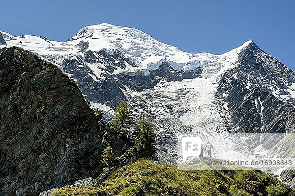 Wanderer auf dem Wanderweg La Jonction  Gletscher Glacier de Taconnaz  Gipfel des Mont Blanc und Aiguille de Bionnassay  rechts Mont Blanc  Chamonix  Haute-Savoie  Frankreich  Europa