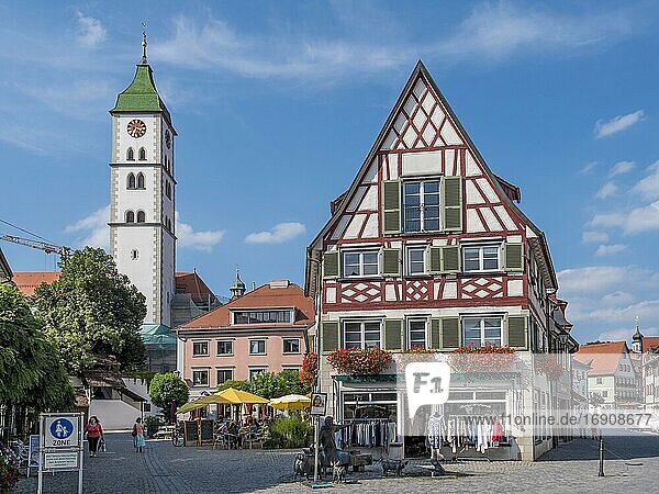 Stadtansicht Saumarkt mit Bunte Gebäude  Fachwerkfassade des Klosenweberhauses und Antonius-Brunnen  Wangen  Allgäu  Baden-Württemberg  Deutschland  Europa