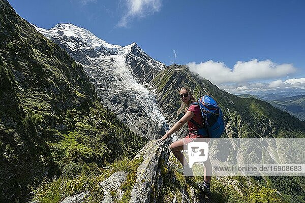 Wanderin blickt in die Kamera  Berglandschaft  hinten Gletscher Glacier de Taconnaz  Wanderung La Jonction  Chamonix  Haute-Savoie  Frankreich  Europa