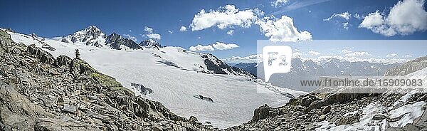 Berghütte Refugio Albert 1er  Glacier du Tour  Gletscher und Berggipfel  Hochalpine Landschaft  links Aiguille du Chardonnet  Chamonix  Haute-Savoie  Frankreich  Europa