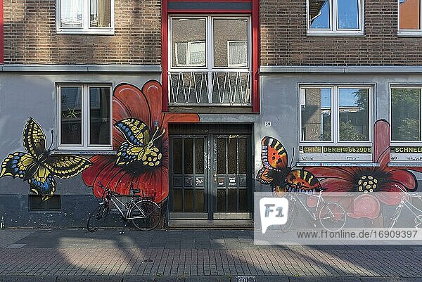 Bunte Schmetterlinge als Graffiti an einem Wohnhaus  Münster  Nordrhein-Westfalen  Deutschland  Europa