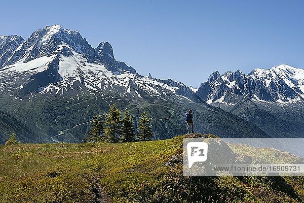 Wanderin blickt auf Bergpanorama vom Aiguillette des Posettes  Gipfel des Aiguille Verte  Aiguille du Midi und Mont Blanc  Chamonix  Haute-Savoie  Frankreich  Europa