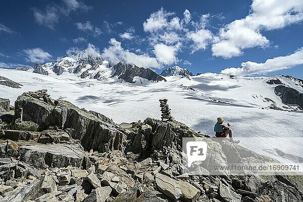 Steinmännchen am Wanderweg  Glacier du Tour  Gletscher und Berggipfel  Hochalpine Landschaft  links Aiguille du Chardonnet  Chamonix  Haute-Savoie  Frankreich  Europa
