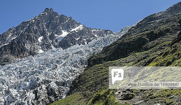 Wanderin auf Wanderweg  Wanderweg La Jonction  Gletscher Glacier des Bossons  Gipfel des Aiguille du Midi  Chamonix  Haute-Savoie  Frankreich  Europa
