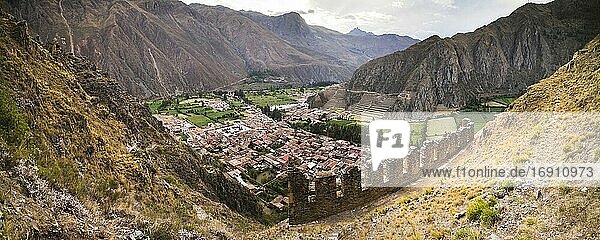 Pinkullyuna Inka-Lagerhäuser bei Sonnenuntergang oberhalb von Ollantaytambo  Heiliges Tal der Inkas  nahe Cusco  Peru
