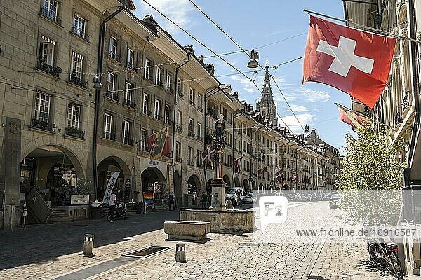 Simsonbrunnen  Flaggen an Häuserzeile in der Berner Altstadt  hinten Berner Münster  Innere Stadt  Bern  Kanton Bern  Schweiz  Europa