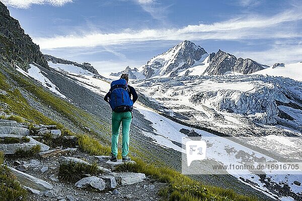 Wanderin auf Wanderweg zum Glacier du Tour  Gletscher und Berggipfel  Hochalpine Landschaft  Aiguille de Chardonnet  Chamonix  Haute-Savoie  Frankreich  Europa