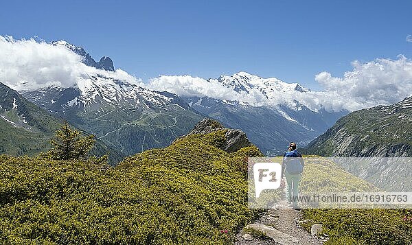 Wanderin auf Wanderweg zum Aiguilette des Posettes  Gipfel des Aiguille du Midi und Mont Blanc  Chamonix  Haute-Savoie  Frankreich  Europa