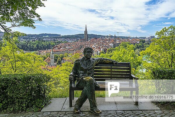 Albert Einstein  bronze figure by Le Passioni  view from the rose garden to the old town  Bern Cathedral  district Nydegg  Bern  canton Bern  Switzerland  Europe