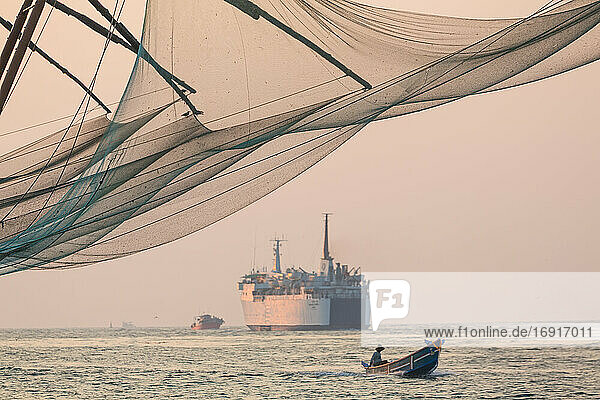 Fischerboot und chinesische Fischernetze  Fort Kochi  Cochin