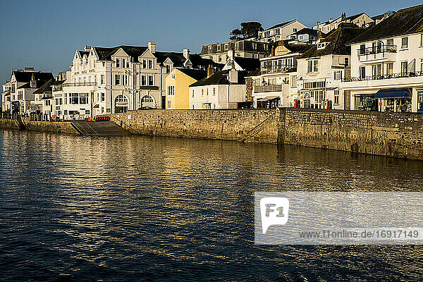 Blick entlang der Uferpromenade und Häuserfassaden in Saint Mawes  Cornwall  Großbritannien.