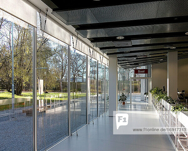 Lobby eines Hotels oder Konferenzzentrums mit Glaswänden.