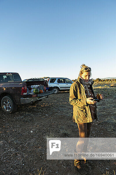 Erwachsene Frau schaut auf ihr Smartphone  Galisteo Basin  Santa Fe