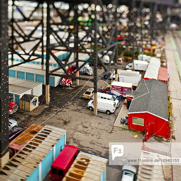 Blick auf Lastwagen und Gebäude im Frachthafen.