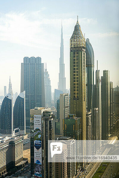 Blick auf Downtown Dubai  Wolkenkratzer  moderne Architektur  Sheikh Zayed Road  Dubai  Vereinigte Arabische Emirate
