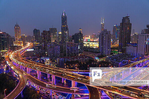 Erhöhte Straßenkreuzung und Skyline von Shanghai  China in der Abenddämmerung.