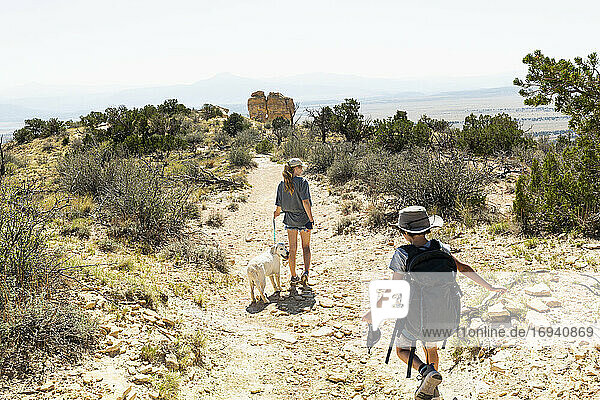 Kinder wandern auf dem Chimney Rock Trail  durch eine geschützte Canyonlandschaft