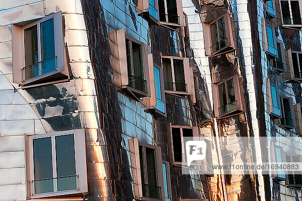 Das Gebäude Neuer Zollhof von Frank Gehry am Medienhafen  Düsseldorf  Deutschland.