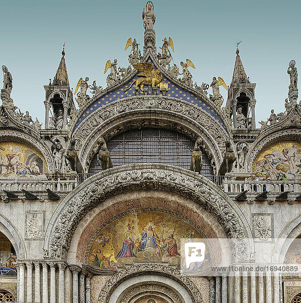Die Fassade der Basilika San Marco in Venedig  Markusdom am Markusplatz