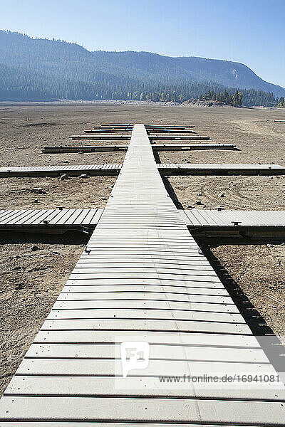 Boardwalk in einer trockenen Wüste  Holzplanken