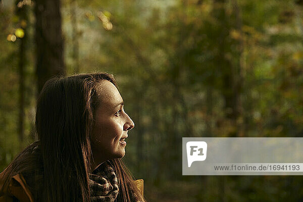 Porträt einer Frau im Wald