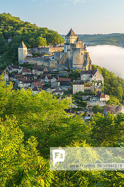 Früher Morgennebel  Chateau de Castelnaud  Castelnaud  Dordogne  Aquitanien  Frankreich