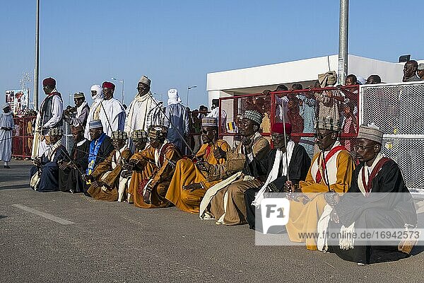 Traditionell gekleidete Toubou-Männer  Stammesfest Place de la Nation  N'Djamena  Tschad  Afrika