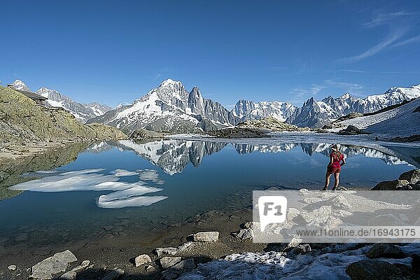 Junge Frau vor Bergpanorama  Spiegelung im Lac Blanc  Berggipfel  Grandes Jorasses und Mont-Blanc-Massiv  Chamonix-Mont-Blanc  Haute-Savoie  Frankreich  Europa
