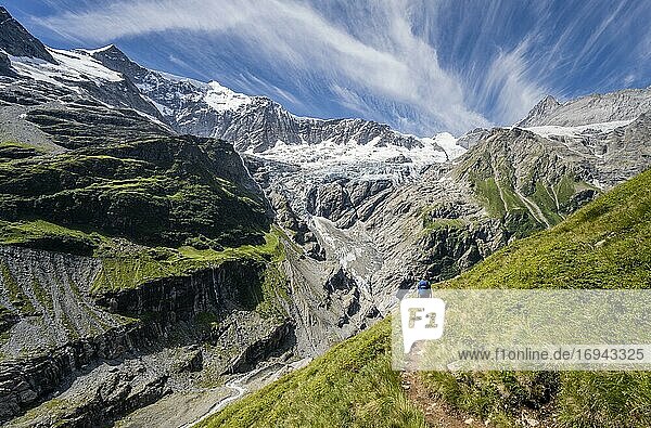 Wanderin in den Bergen auf Wanderweg nach Grindelwald  Gletscher Grindelwald-Fieschergletscher und Gipfel des Walcherhorn  Berner Oberland  Schweiz  Europa