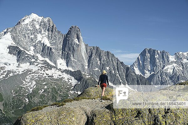 Wanderin auf Wanderweg  Gipfel Aiguille Verte  Grandes Jorasses  Mont-Blanc-Massiv  Chamonix-Mont-Blanc  Haute-Savoie  Frankreich  Europa