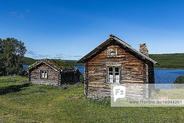 Historische Häuser am Fluss Karasjohka an der Grenze zwischen Norwegen und Finnland  Lappland  Finnland  Europa