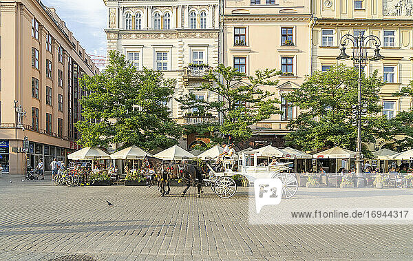 Pferdekutschen-Taxi auf dem Altstädter Ring  UNESCO-Weltkulturerbe  Krakau  Polen  Europa