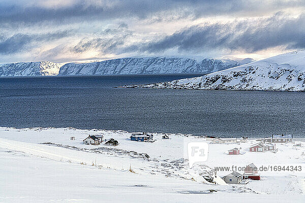 Fischerdorf Honningsvag mit Schnee bedeckt  umgeben von der eisigen See  Nordkapp  Troms og Finnmark  Nordnorwegen  Skandinavien  Europa