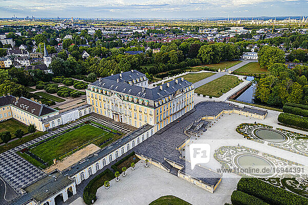 Luftaufnahme von Schloss Augustusburg  UNESCO-Welterbe  Bruhl  Nordrhein-Westfalen  Deutschland  Europa