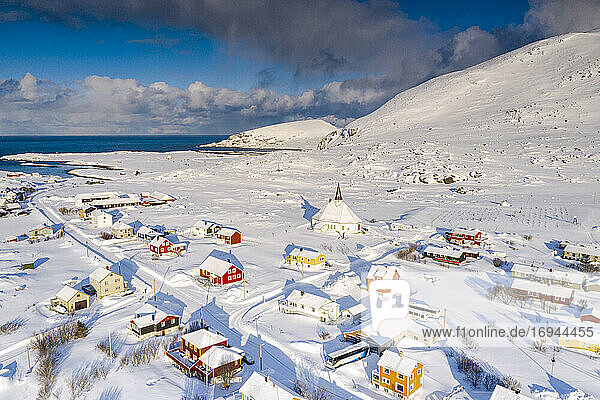 Luftaufnahme des Fischerdorfs Hasvik  bedeckt mit Schnee im Winter  Insel Soroya  Troms og Finnmark  Nordnorwegen  Skandinavien  Europa