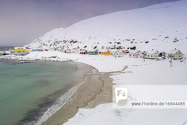 Kaltes Meer um Sorvaer Dorf und Sandstrand mit Schnee bedeckt  Soroya Insel  Hasvik  Troms og Finnmark  Arktis  Norwegen  Skandinavien  Europa