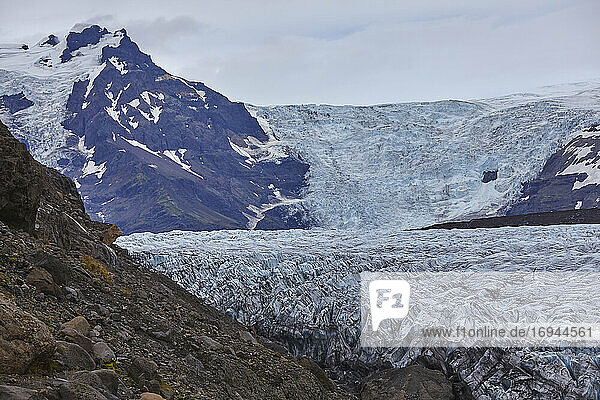 A retreating glacier  pouring down from the Vatnajokull icecap  in Skaftafell National Park  southern Iceland  Polar Regions
